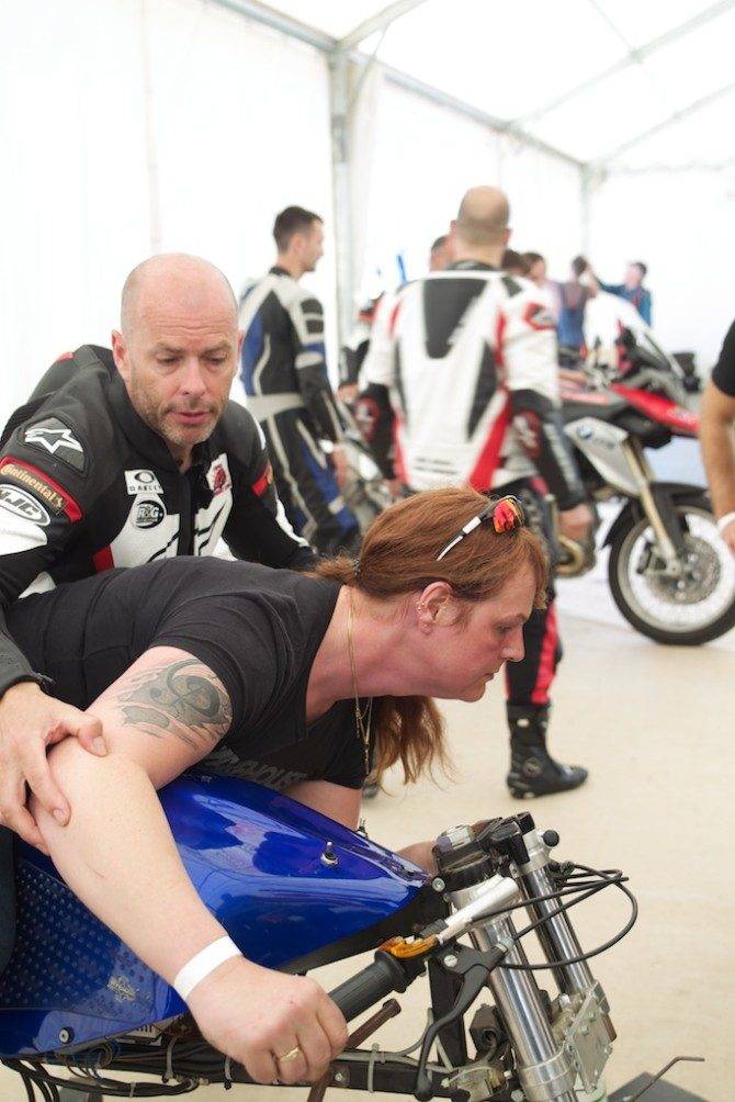 SITTESTILLING: Level 3 handler mye om riktig sittestilling og riktig bruk av kroppen. Elizabeth Kobberød jobber sammen med coach John Trotter.