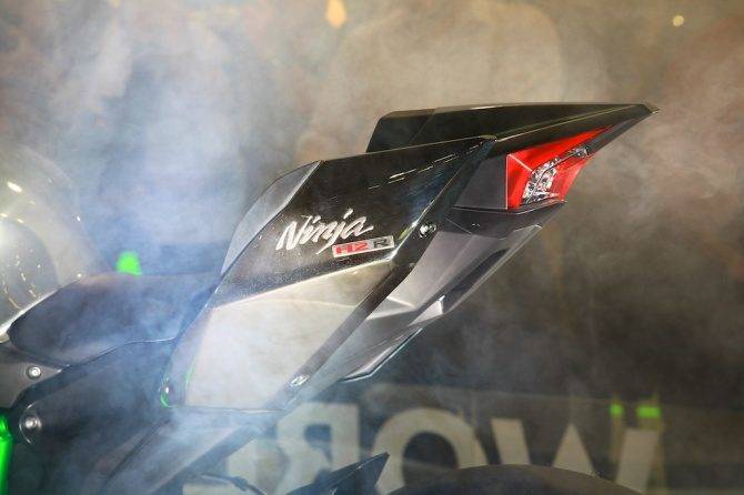 RÅSKINN: Banesykkelen - eller strengt tatt konseptsykkelen - H2R har supercharger, vinger og 300 hester.